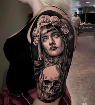 Catrina mit Totenkopf als Black-and-Grey-Tattoo