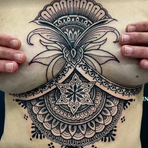 Ornamentales Mandala-Tattoo unter der Brust