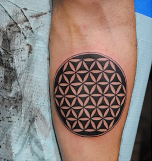 Blume des Lebens, geometrisches Tattoo auf der Wade