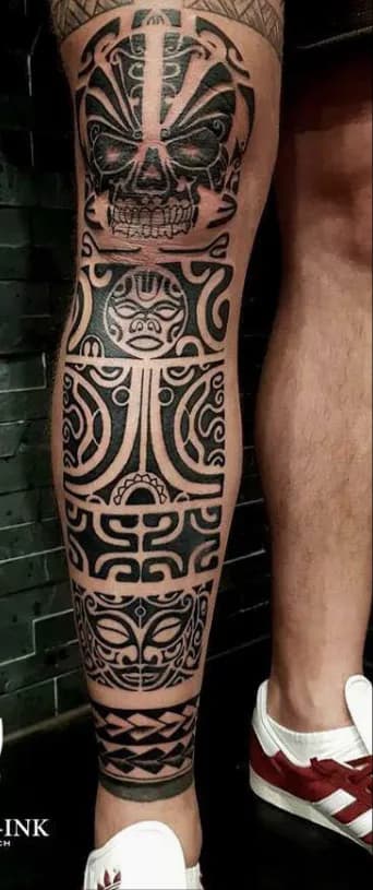 Maori-Tattoo über Ober- und Unterschenkel