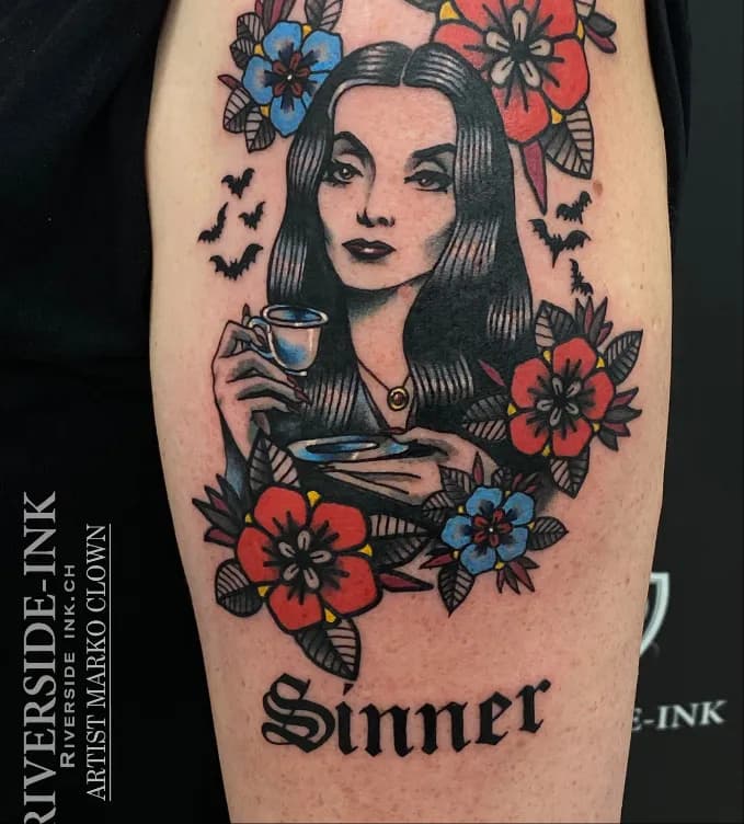 Old-School-Tattoo einer Frau mit Blumen