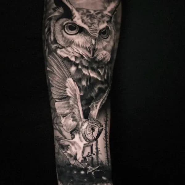Eule mit Uhr als Black-and-Grey-Tattoo auf dem Unterarm