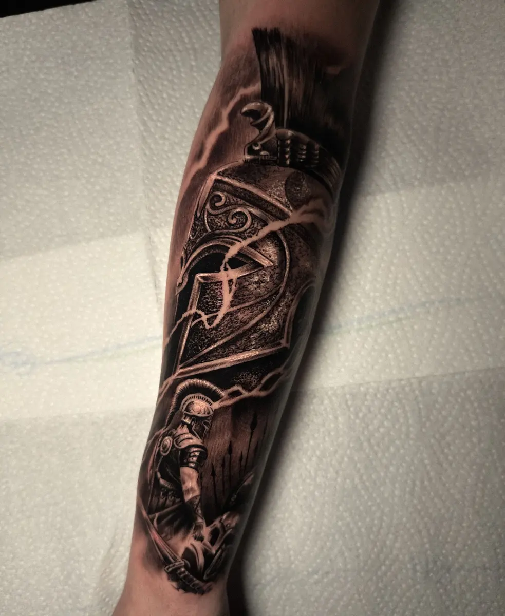 Ritter mit Schwert und Wappen, Black-and-Grey-Realistic-Tattoo am Unterarm