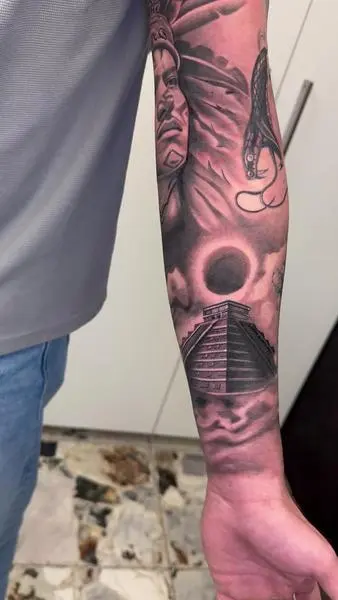 Aztekischer Krieger, Adler und Pyramide vor Sonnenfinsternis, Black-and-Grey-Realistic-Sleeve