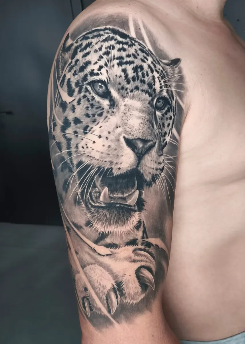 Leopardenkopf im Detail, Black-and-Grey-Realistic-Tattoo auf dem Oberarm