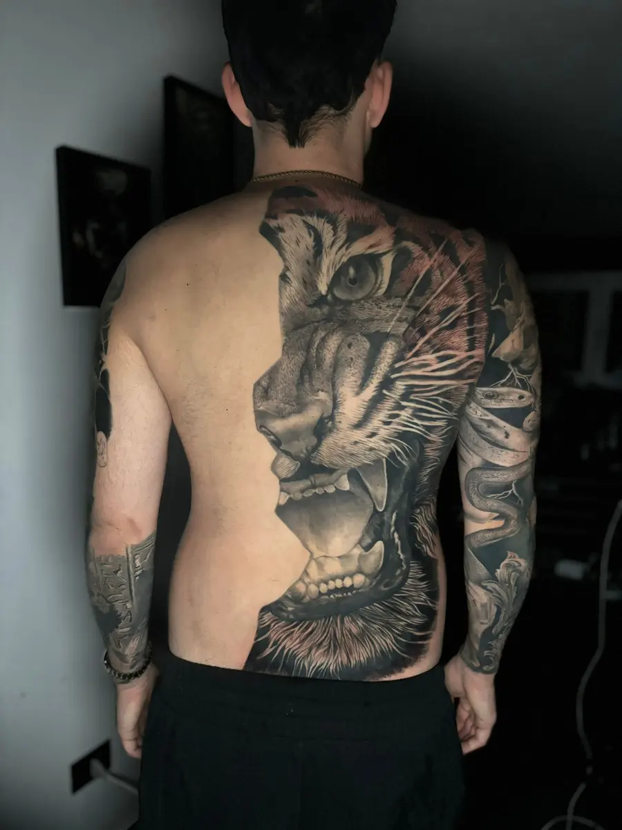 Halber Tigerkopf über den gesamten Rücken, Black-and-Grey-Realistic-Tattoo