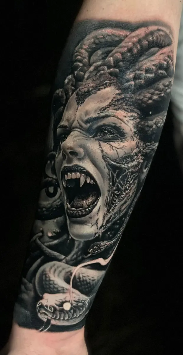 Schreiende Medusa mit Schlangen, Black-and-Grey-Realistic-Tattoo auf dem Unterarm