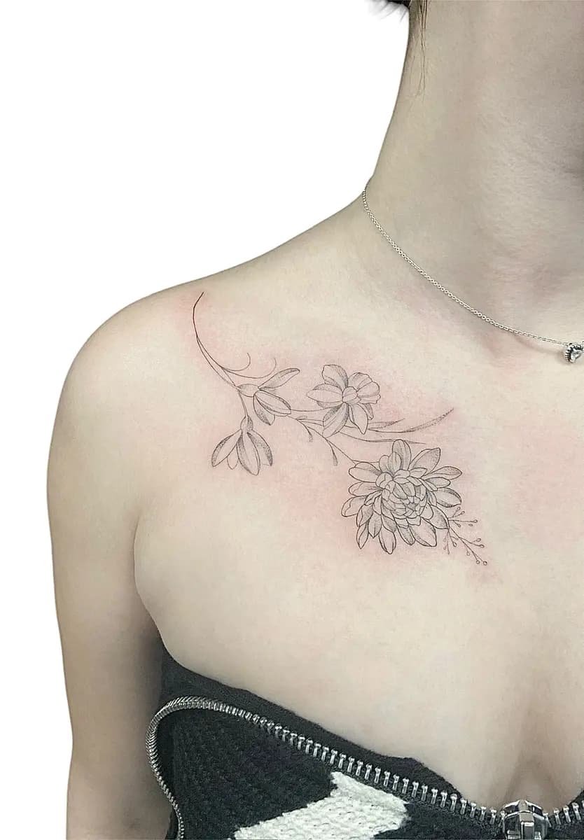 Kleiner Blütenzweig entlang des Schlüsselbeins, Fineline-Tattoo