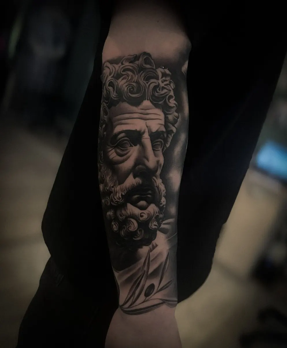 Philosophen-Kopf als Statue, Black-and-Grey-Realistic-Tattoo auf dem Unterarm