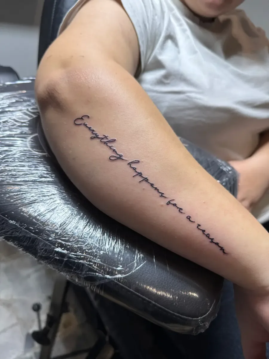 Schriftzug „Everything happens for a reason“, Lettering-Tattoo am Unterarm – Arbeit von Calle, Riverside Ink St. Margrethen
