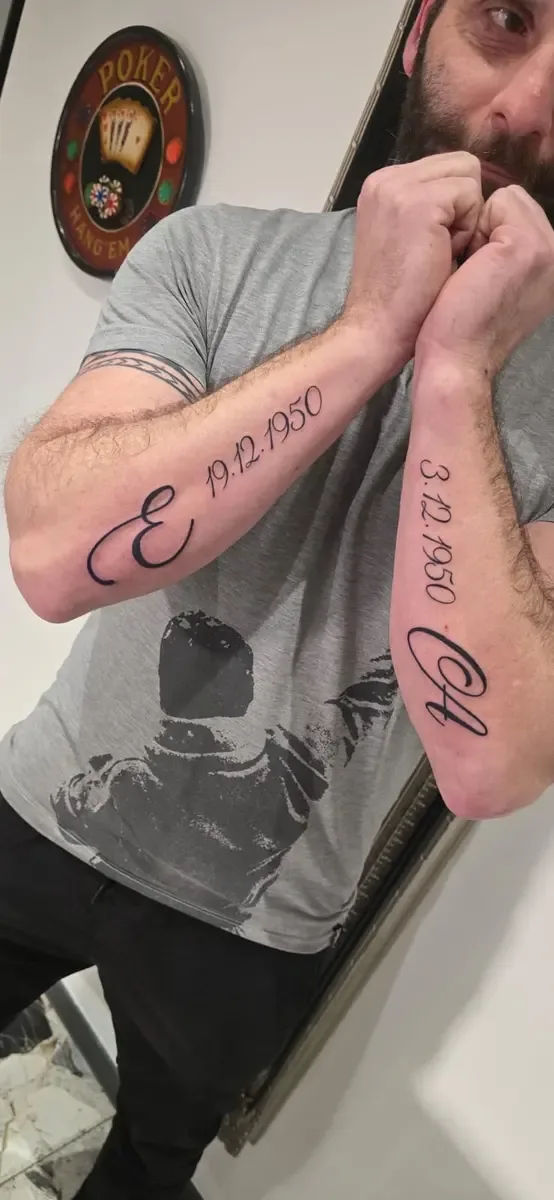 Initialen mit Datum auf beiden Unterarmen, Lettering-Tattoo – Arbeit von Zule, Riverside Ink St. Margrethen