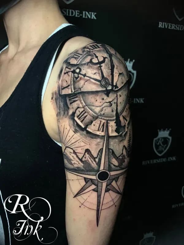 Zerbrochene Uhr mit Kompass und Berglandschaft, Black-and-Grey-Realistic-Tattoo auf dem Oberarm – Arbeit von Moses, Riverside Ink St. Margrethen