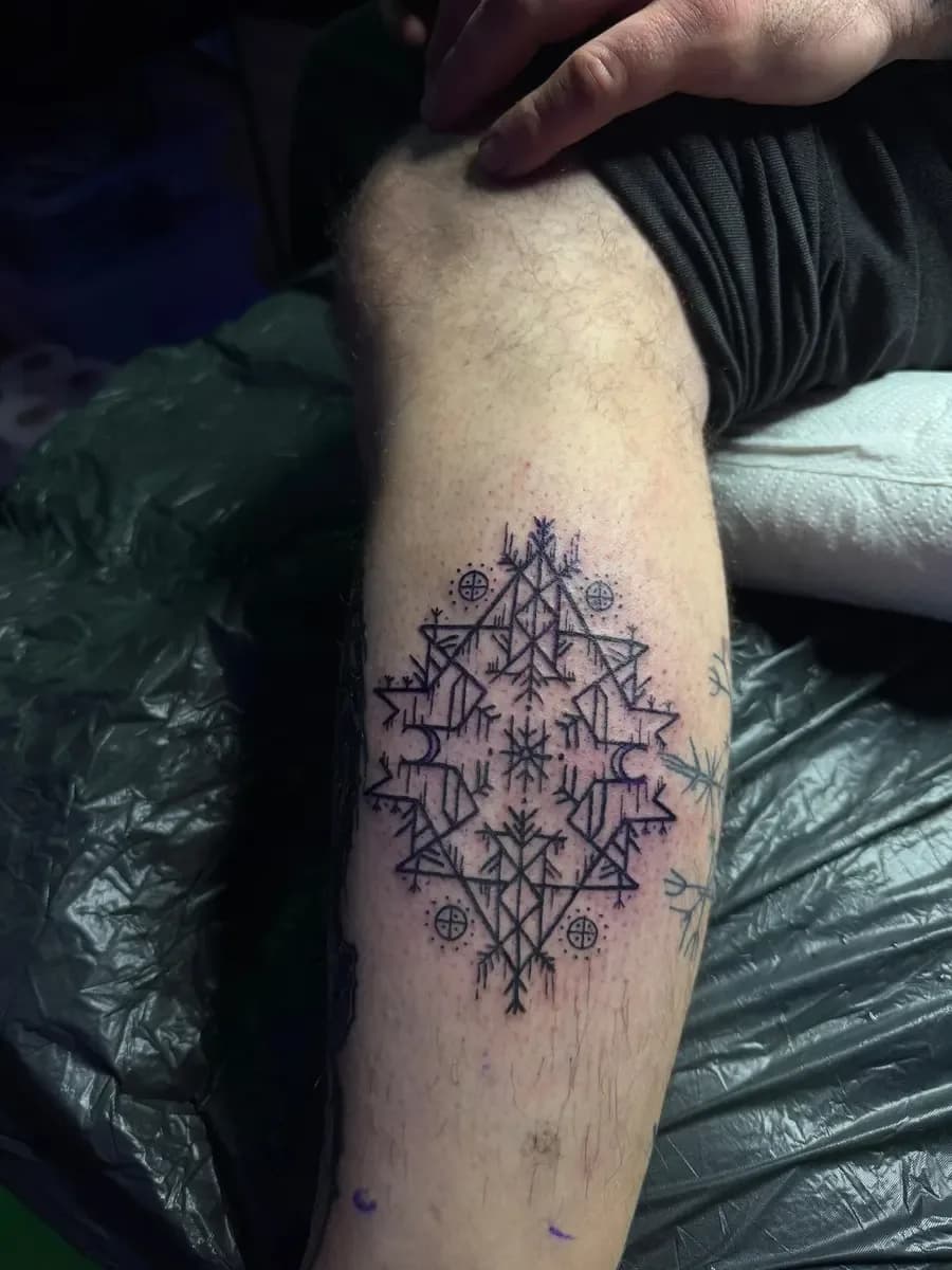 Geometrisches Schneeflocken-Ornament, Geometric-Tattoo am Unterschenkel – Arbeit von Carlos Moreno, Riverside Ink St. Margrethen