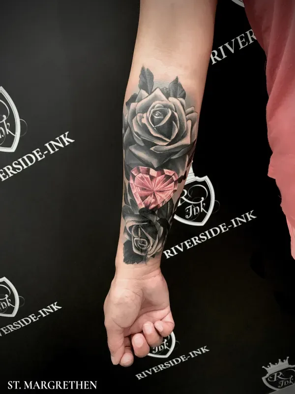 Rosen mit rosa Diamant, Black-and-Grey-Tattoo mit Farbakzent am Unterarm – Arbeit von Gusztav, Riverside Ink St. Margrethen