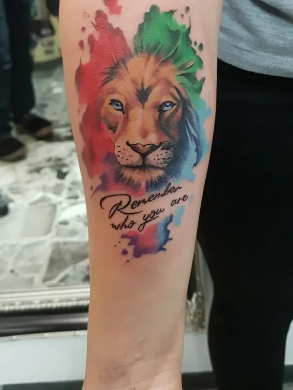 Löwenkopf mit Schriftzug „Remember who you are“, Aquarell-Tattoo am Unterarm – Arbeit von Marko Clown, Riverside Ink St. Margrethen