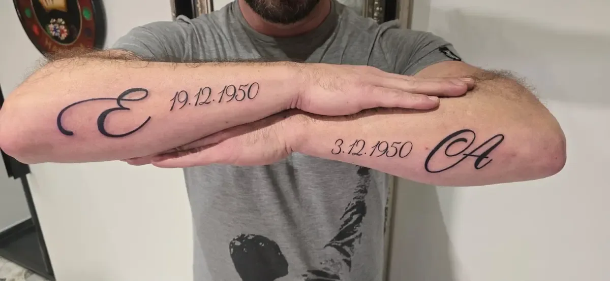 Initialen mit Datum auf beiden Unterarmen nebeneinander, Lettering-Tattoo – Arbeit von Zule, Riverside Ink St. Margrethen