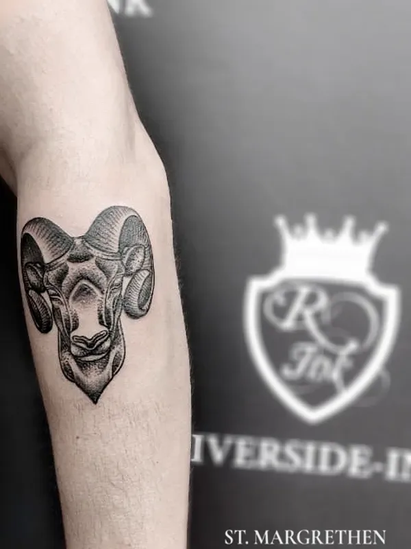 Widderkopf mit grossen Hörnern, Blackwork-Dotwork-Tattoo am Unterarm – Arbeit von Kugis, Riverside Ink St. Margrethen