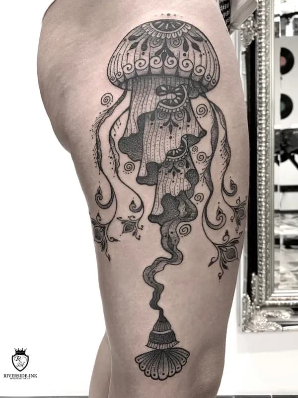 Ornamentale Qualle mit Verzierungen, Dotwork-Tattoo am Oberschenkel – Arbeit von Moses, Riverside Ink St. Margrethen