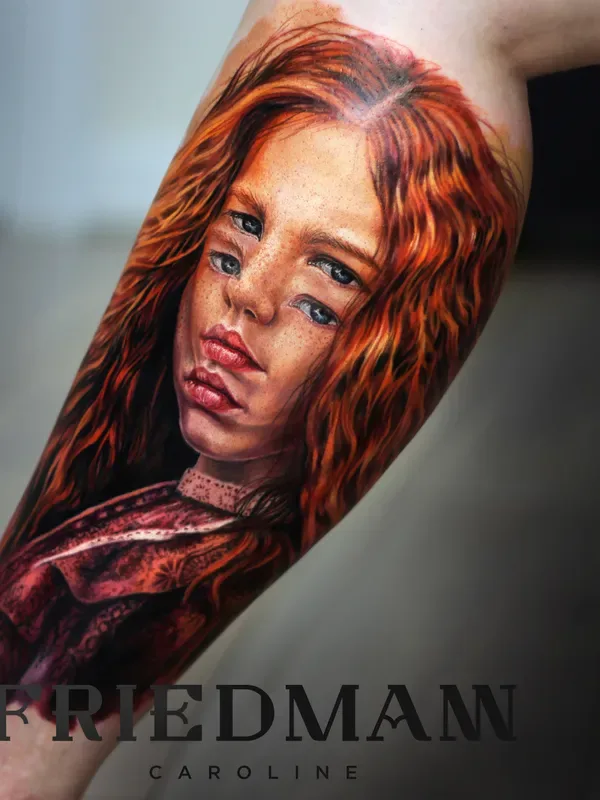 Porträt einer rothaarigen Frau, Colour-Realistic-Tattoo am Unterarm – Arbeit von Caroline, Riverside Ink St. Margrethen