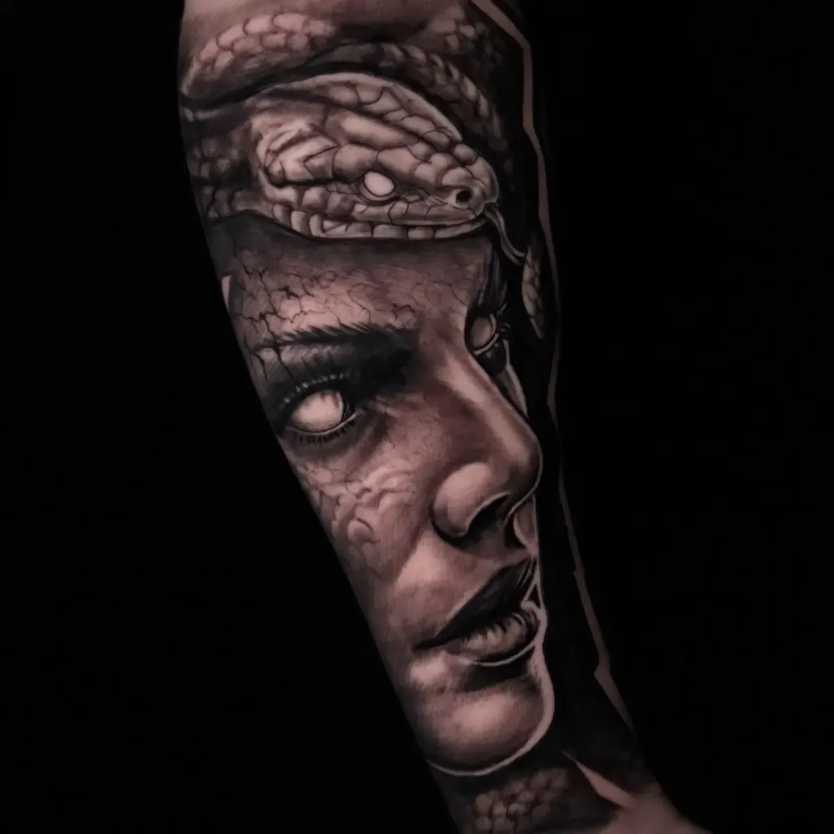 Frauengesicht mit Schlange, Black-and-Grey-Realistic-Tattoo auf dem Unterarm – Arbeit von Carlos Moreno, Riverside Ink St. Margrethen