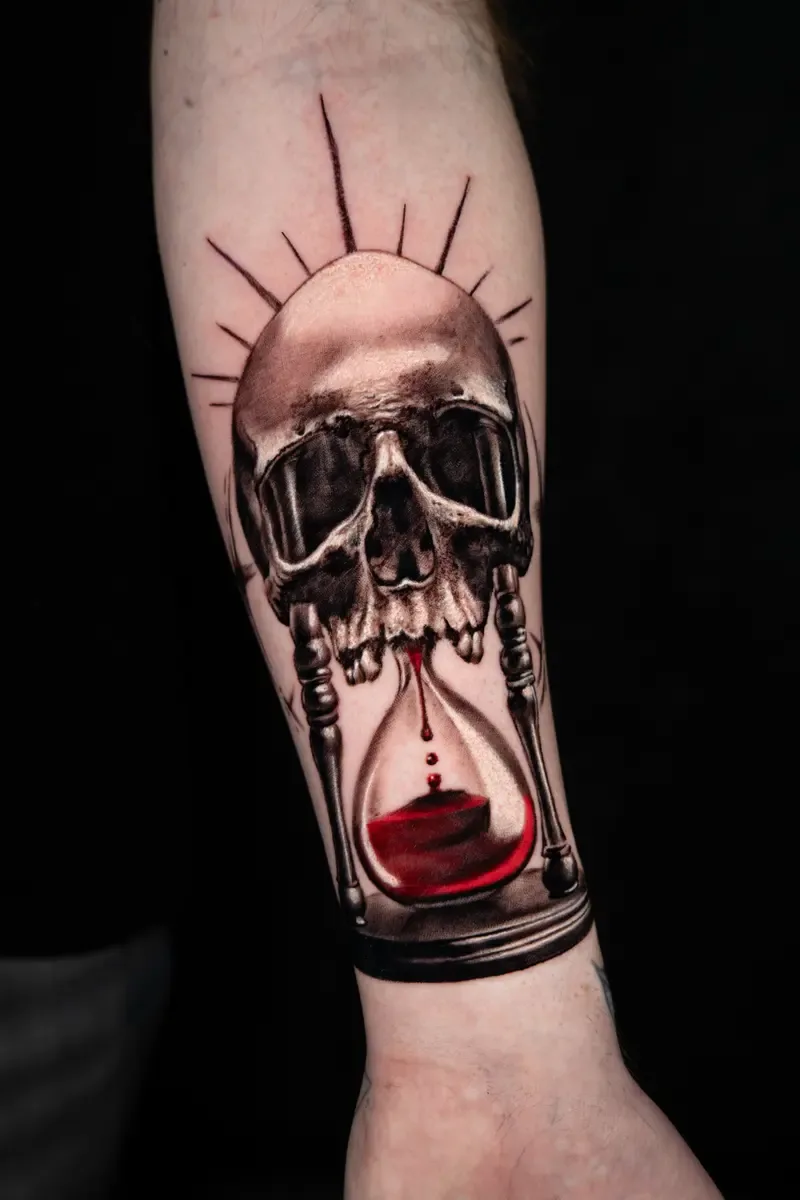 Totenschädel mit blutender Sanduhr, Colour-Realistic-Tattoo auf dem Unterarm – Arbeit von Daniel Lago, Riverside Ink St. Margrethen