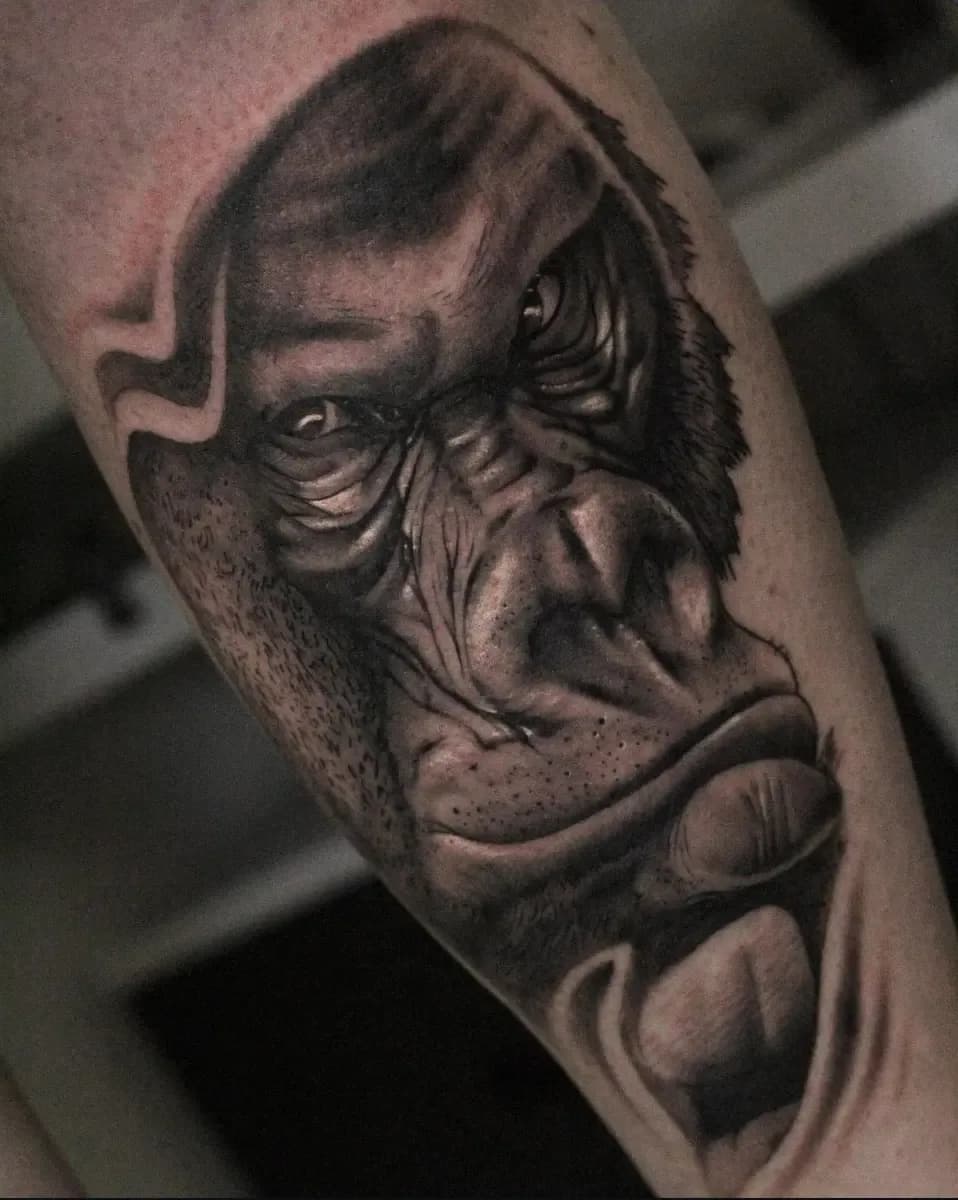 Gorilla-Porträt mit wütendem Blick, Black-and-Grey-Realistic-Tattoo am Unterarm – Arbeit von Iordie, Riverside Ink St. Margrethen