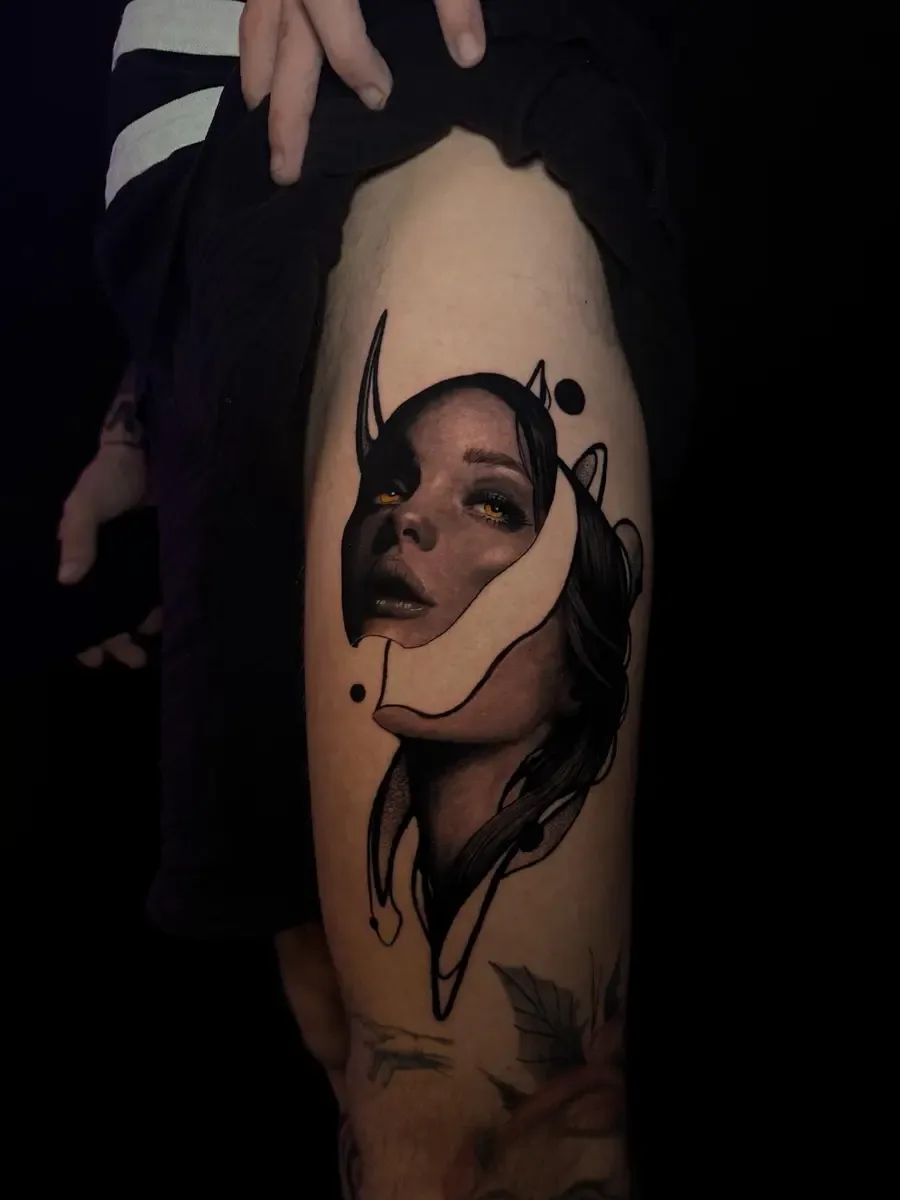 Frau mit Hörnern, Blackwork-Tattoo am Oberschenkel – Arbeit von Siko, Riverside Ink St. Margrethen