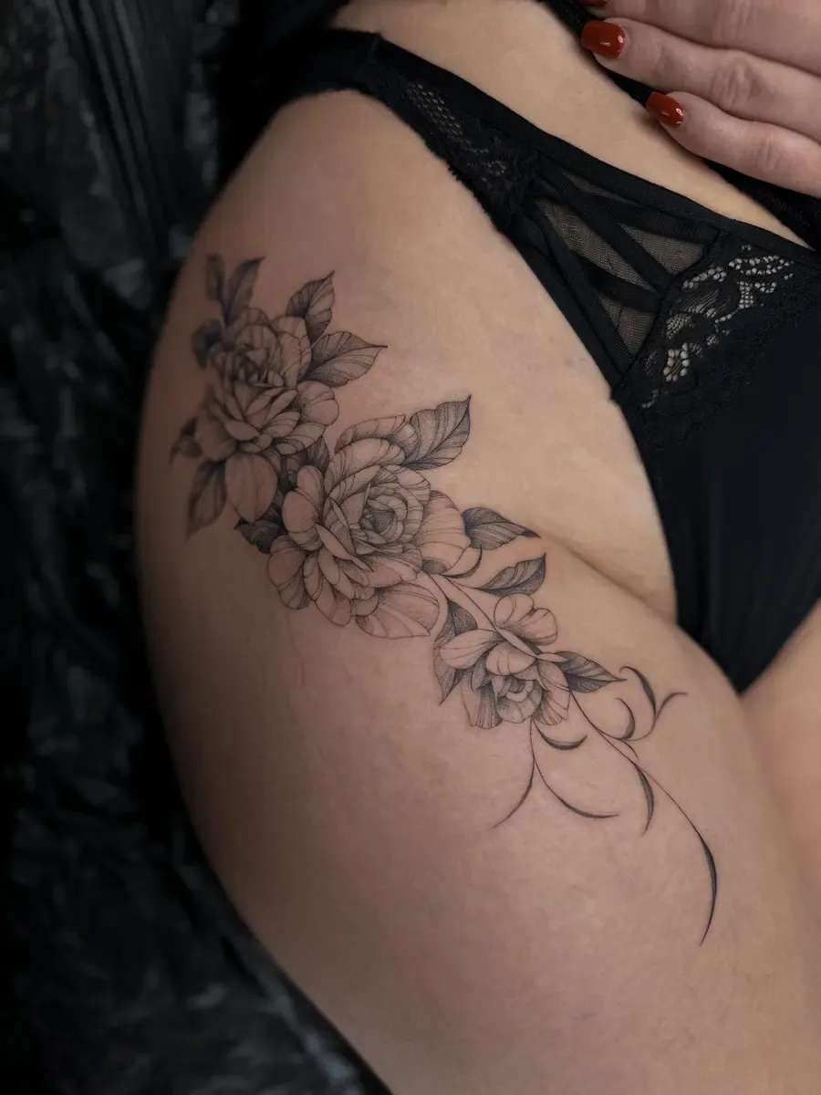 Rosenranke, Fineline-Tattoo auf der Hüfte – Arbeit von Tasha, Riverside Ink St. Margrethen