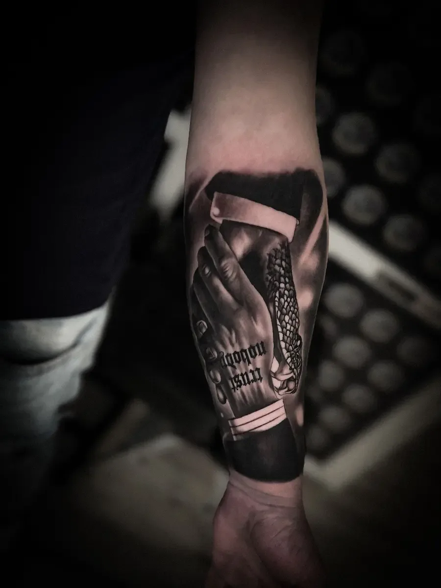 Hand mit Schlange und Schriftzug, Black-and-Grey-Realistic-Tattoo auf dem Unterarm – Arbeit von Vasy, Riverside Ink St. Margrethen