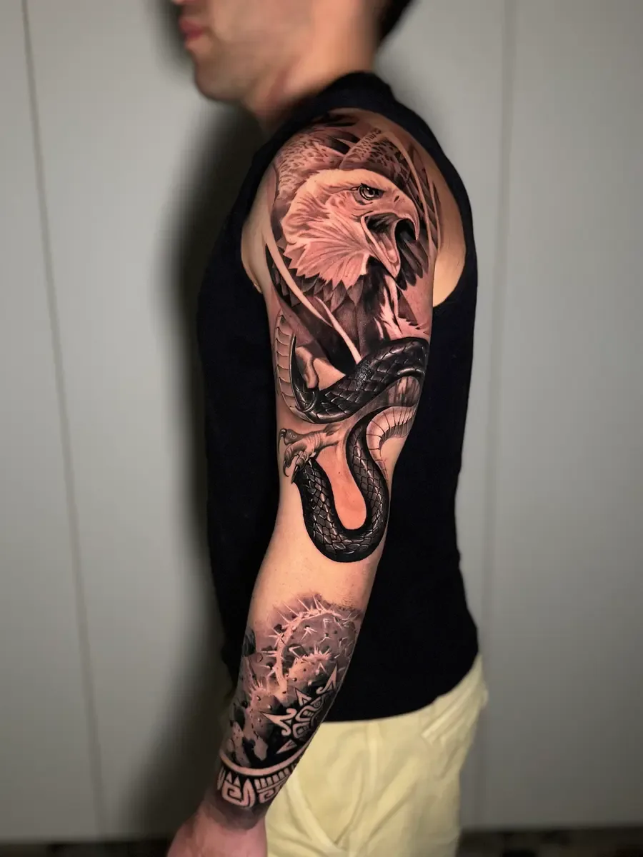 Adlerkopf mit Schlange, Black-and-Grey-Realistic-Tattoo als Armsleeve – Arbeit von Calle, Riverside Ink St. Margrethen