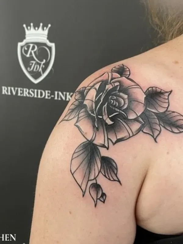 Rose mit Blättern, Blackwork-Tattoo auf der Schulter – Arbeit von Kugis, Riverside Ink St. Margrethen