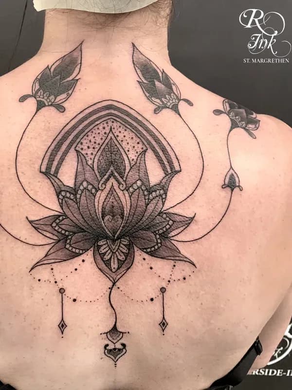 Lotusblüte mit Ornamenten und Anhängern, Dotwork-Tattoo auf dem Rücken – Arbeit von Moses, Riverside Ink St. Margrethen