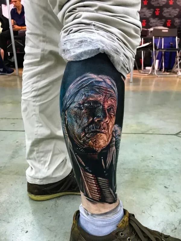 Porträt eines älteren Mannes mit Kopftuch, Colour-Realistic-Tattoo am Unterschenkel – Arbeit von Caroline, Riverside Ink St. Margrethen