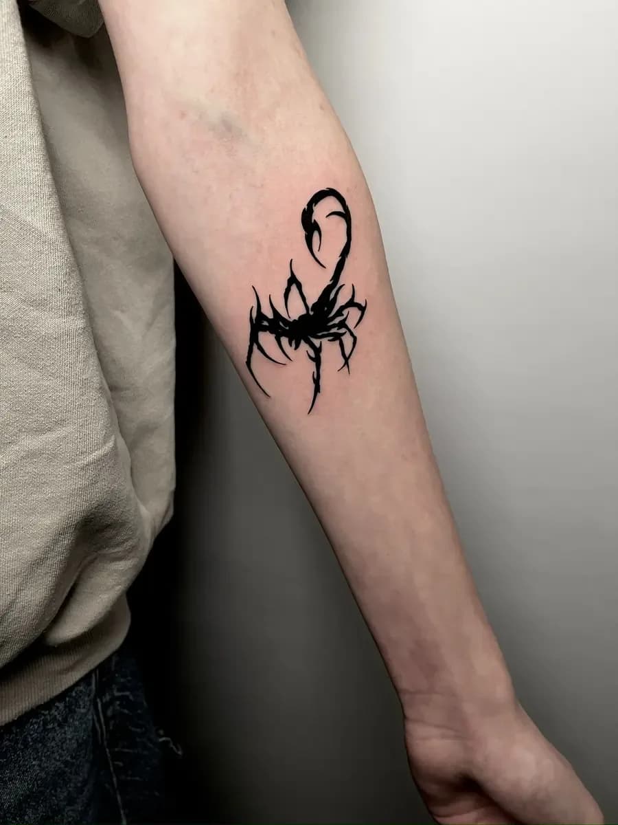 Schwarzer Skorpion als Blackwork-Tattoo am Unterarm – Arbeit von Arlenys, Riverside Ink St. Margrethen