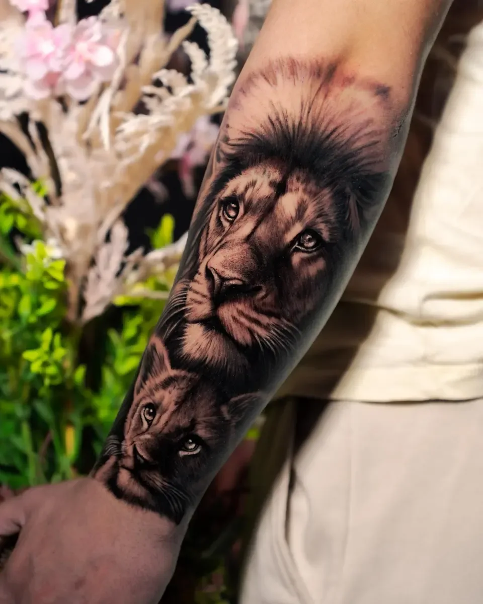 Löwe und Löwenjunges, Black-and-Grey-Realistic-Tattoo am Unterarm – Arbeit von Fiser, Riverside Ink St. Margrethen