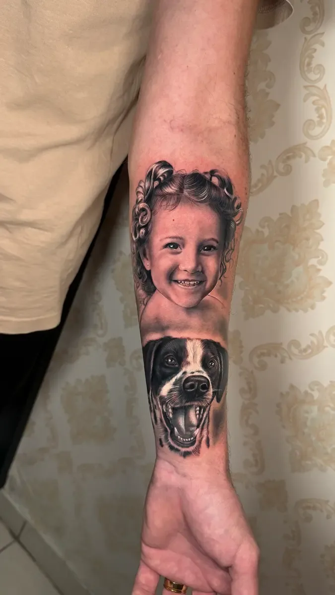 Kinderporträt mit Hundekopf, Black-and-Grey-Realistic-Tattoo auf dem Unterarm – Arbeit von Guilherme, Riverside Ink St. Margrethen