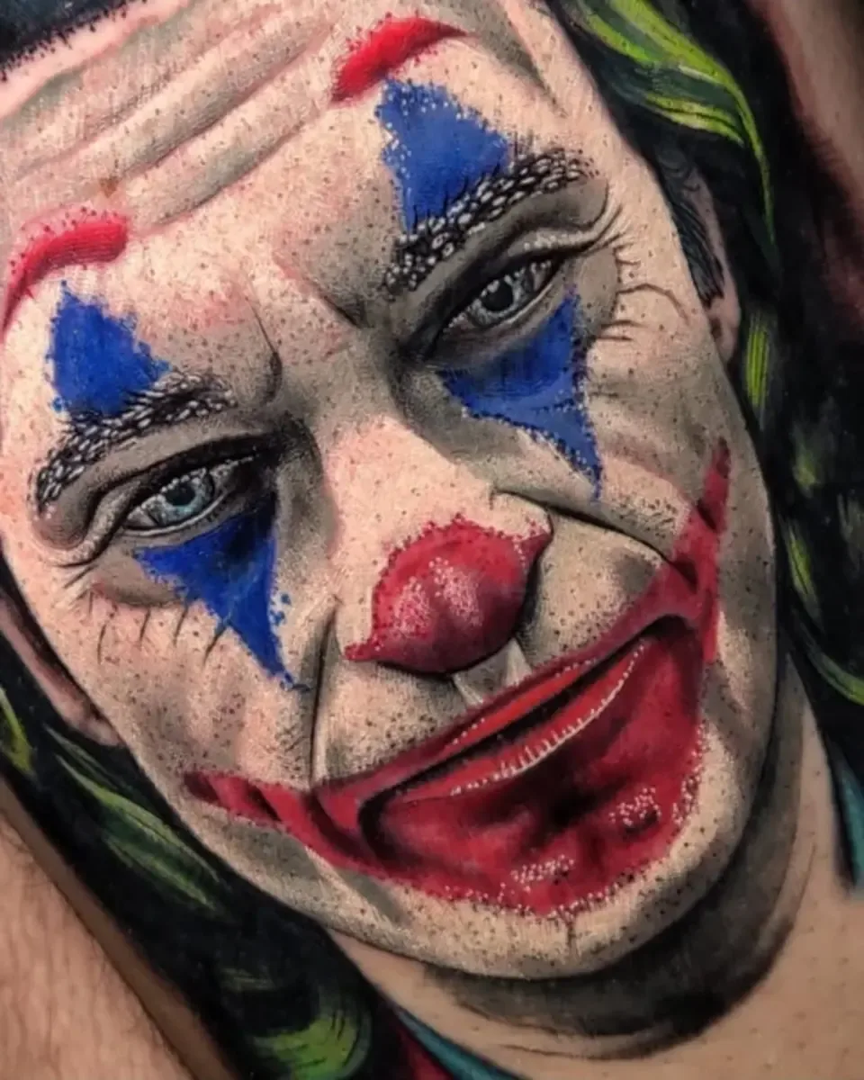 Clown-Gesicht mit blauem und rotem Make-up, Colour-Realistic-Tattoo – Arbeit von Iordie, Riverside Ink St. Margrethen