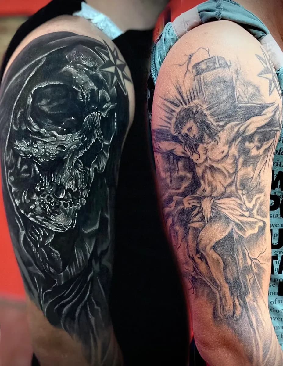 Zwei Oberarme mit Totenkopf-Motiv und Jesus am Kreuz, Black-and-Grey-Realistic-Tattoos – Arbeit von Ivan Majtan, Riverside Ink St. Margrethen