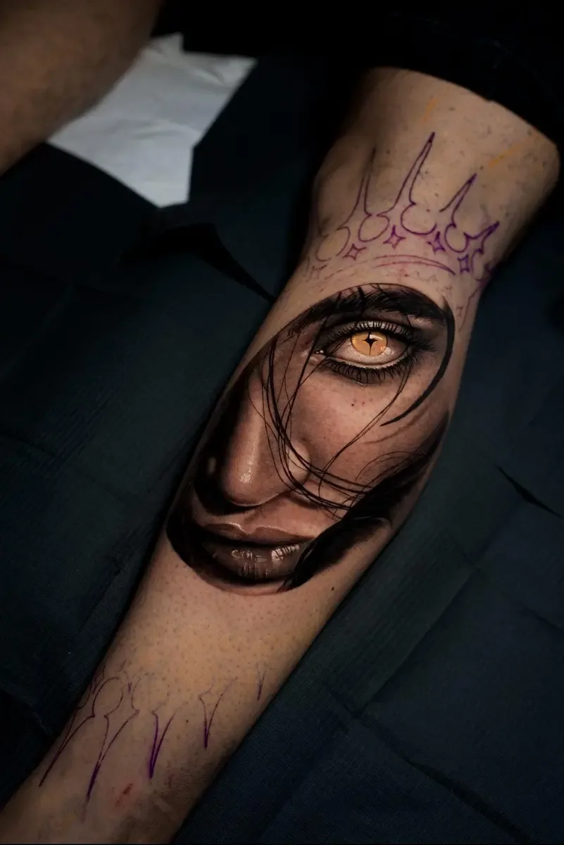 Frauengesicht mit Auge und skizzierter Krone, Colour-Realistic-Tattoo am Arm – Arbeit von Siko, Riverside Ink St. Margrethen