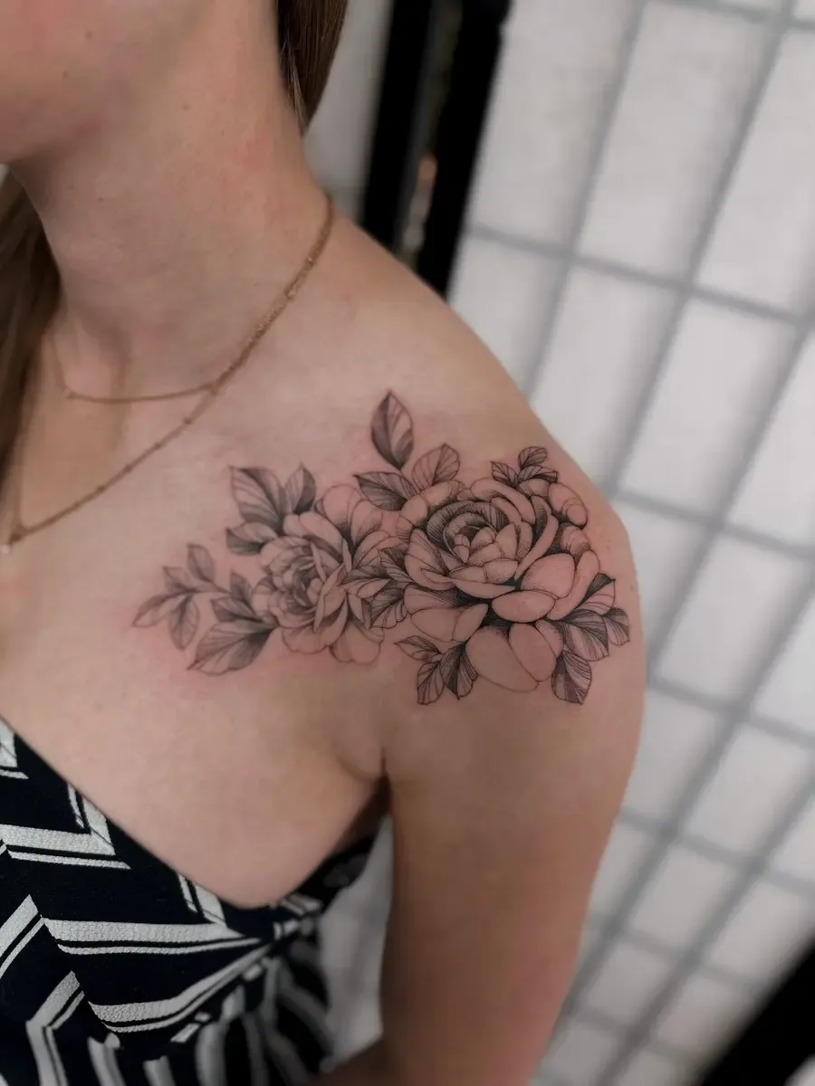 Rosenstrauss, Fineline-Tattoo auf dem Schulterblatt – Arbeit von Tasha, Riverside Ink St. Margrethen