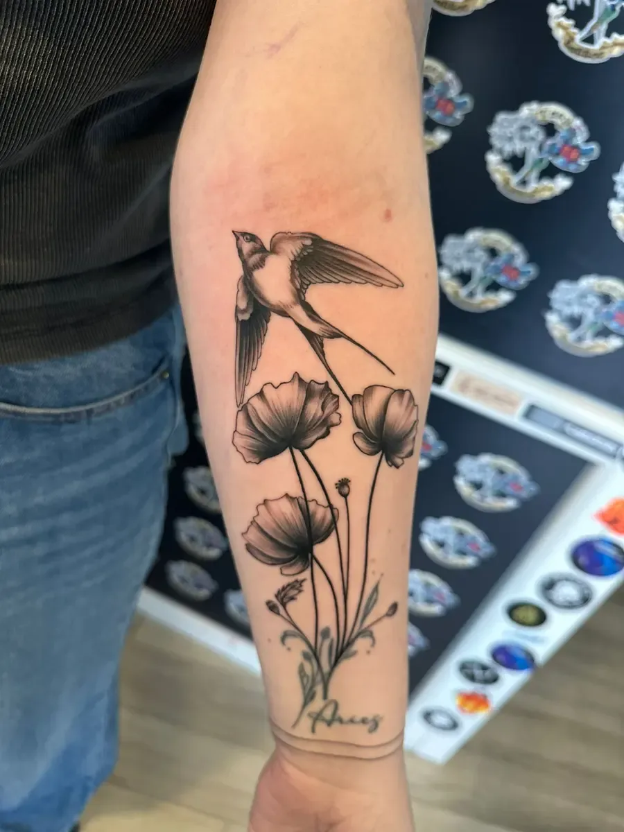 Schwalbe über Mohnblumen, Fineline-Tattoo auf dem Unterarm – Arbeit von Vasy, Riverside Ink St. Margrethen
