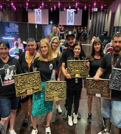 Das Team von Riverside Ink mit seinen Awards