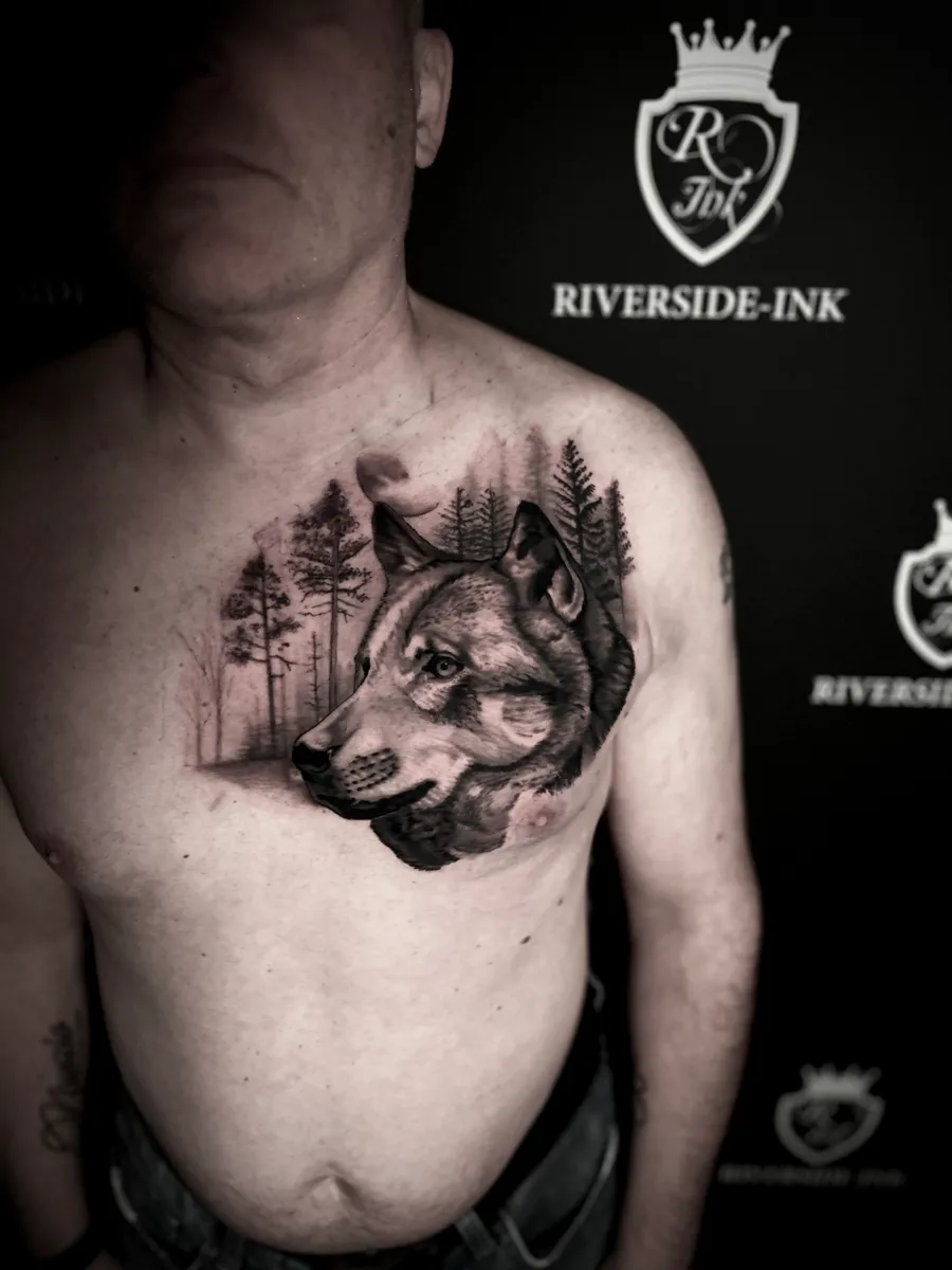 Blackwork-Tattoo eines Wolfs mit Waldsilhouette