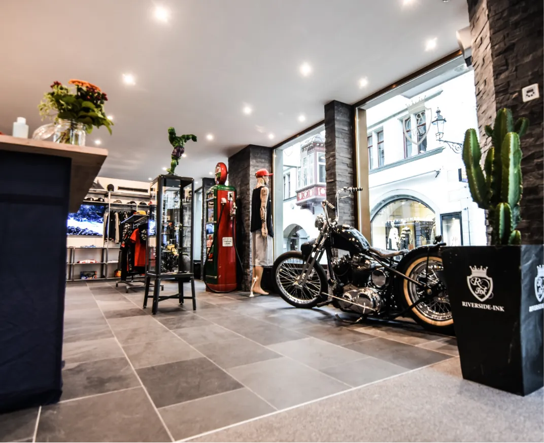 Studio-Interieur mit Custom-Motorrad