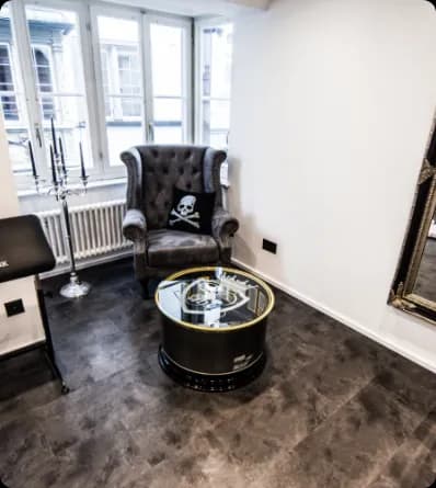 Lounge-Bereich mit Chesterfield-Sessel