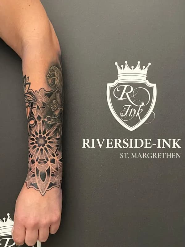 Ornamentales Mandala-Sleeve mit floralen Mustern, Dotwork-Tattoo am Unterarm