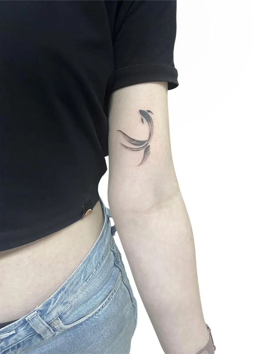 Abstraktes Pinselstrich-Muster in Schwarz am Unterarm, Blackwork-Tattoo