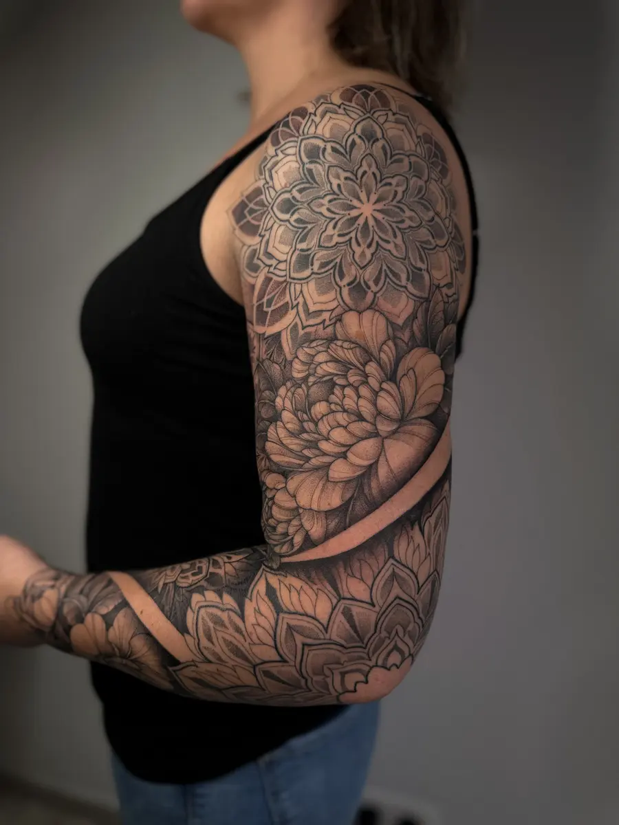 Mandala mit Blüten, Ornamental-Tattoo auf dem Arm