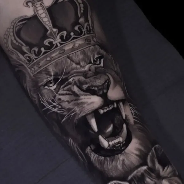 Löwe mit Krone, Black-and-Grey-Realistic-Tattoo auf dem Unterarm
